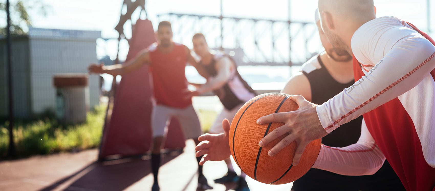 Sports every day. Баскетбол красивые фото. Девушка ловит баскетбольный мяч.